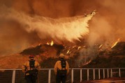 美国加州遭遇强风 火灾风险达到“极度危险”水平 美国加州遭遇强风 火灾风险达到“极度危险”水平