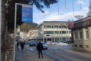 冬季达沃斯现场直击|为啥达沃斯雪都没有了，他们还在用奔驰油车？