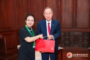 潘基文向蔡磊赠送人参,蔡磊期待未来与潘基文中心携手攻克渐冻症 潘基文向蔡磊赠送人参,蔡磊期待未来与潘基文中心携手攻克渐冻症