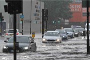 英国遭遇极端天气 洪水造成交通中断 英国遭遇极端天气 洪水造成交通中断