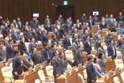 反转再反转 韩国总统尹锡悦暂时熬过弹劾案 仍然前途未卜 反转再反转 韩国总统尹锡悦暂时熬过弹劾案 仍然前途未卜