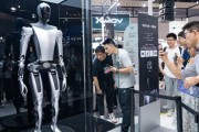 马斯克:今年要造数千台“擎天柱”,未来两年每年翻10倍 马斯克:今年要造数千台“擎天柱”,未来两年每年翻10倍