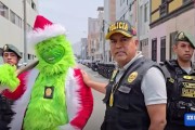 外媒:秘鲁警察扮成“圣诞绿毛怪”,突袭并捣毁一贩毒团伙 外媒:秘鲁警察扮成“圣诞绿毛怪”,突袭并捣毁一贩毒团伙