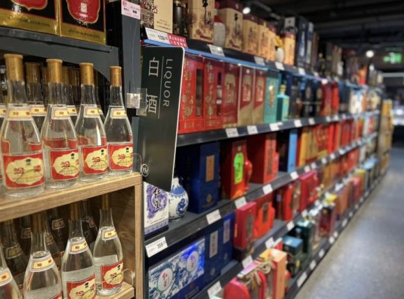 “主动控速”成行业关键词!白酒三季报透露新风向,分化加剧业内看淡春节旺季