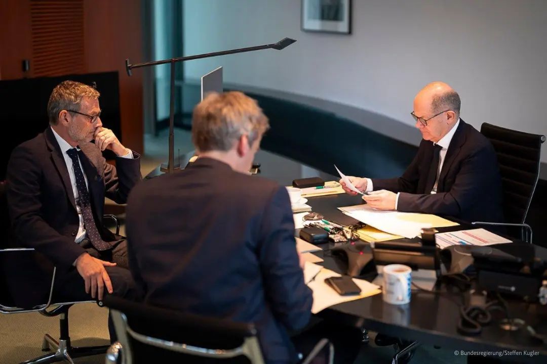 断联两年后首次!关键时刻,德国总理给普京打了个电话,泽连斯基“怒了”,最新表态