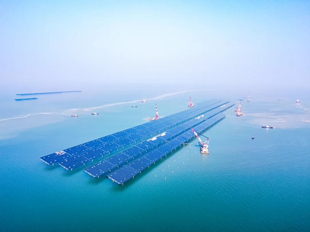 全球最大的开放式海上光伏项目成功并网,采用三千余台华为 SUN2000-300KTL 逆变器