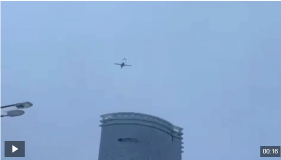 突发!俄罗斯民用基础设施遭无人机袭击,有住宅楼受损引发火灾,市内发布空袭警报,附近机场紧急关闭