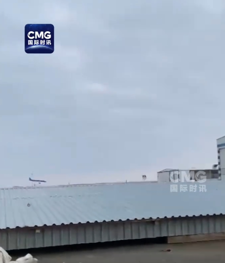 一架飞机在哈萨克斯坦坠毁,已有27人生还!机上没有中国乘客,俄航空部门:飞机与鸟群相撞