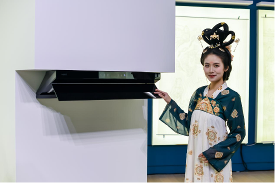 荣膺红顶大奖,华帝大飞碟烟机定义厨房新“净”界