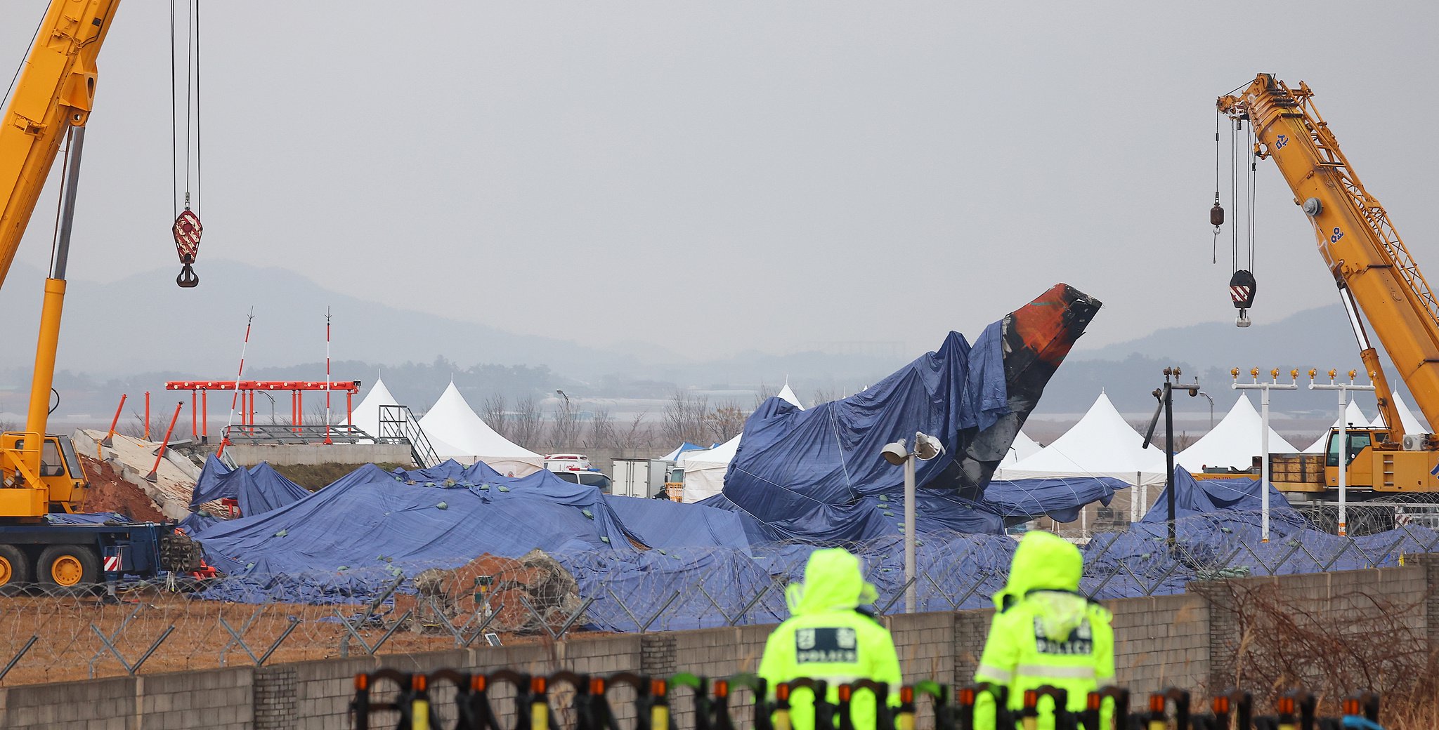 韩国济州航空空难调查进展:撞混凝土设施前4分钟 “黑匣子”停录