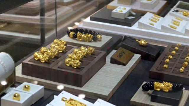 “卖疯了”?!金价猛涨,黄金店铺延迟放假,黄金手机贴成新宠
