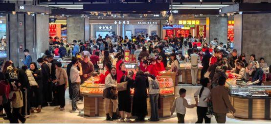“卖疯了”?!金价猛涨,黄金店铺延迟放假,黄金手机贴成新宠