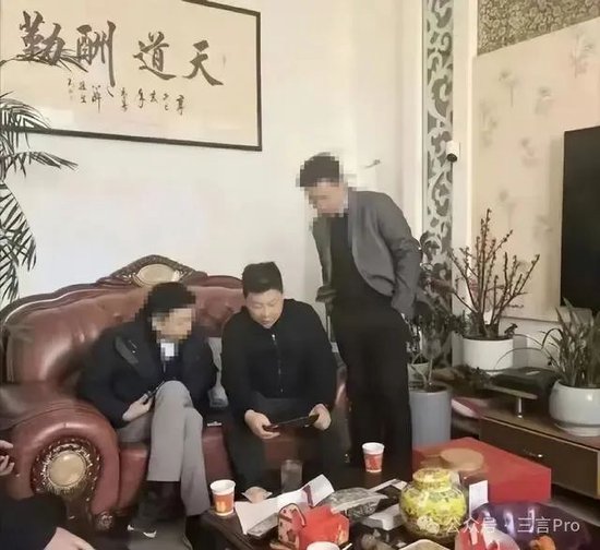 DeepSeek创始人梁文锋回老家过年:家乡拉横幅、立拱门欢迎,还有游客打卡