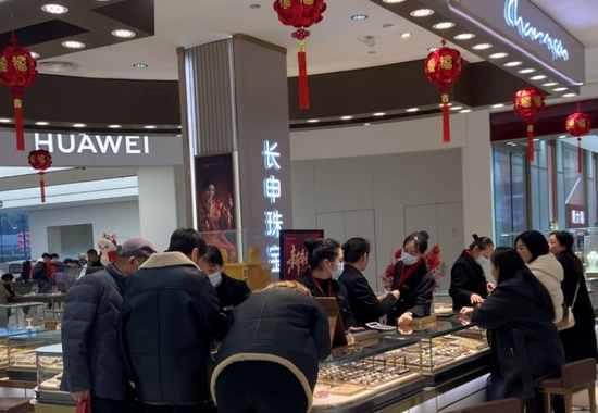 金价飙涨!洛阳黄金消费火爆,15分钟成交一个戒指,网友感慨:“后悔去年没多买点”