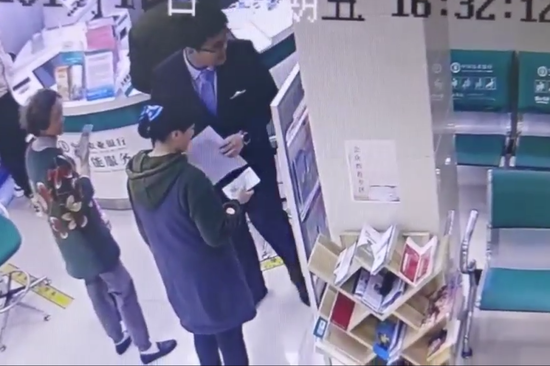 让农行员工不下班也要等的人,究竟是……