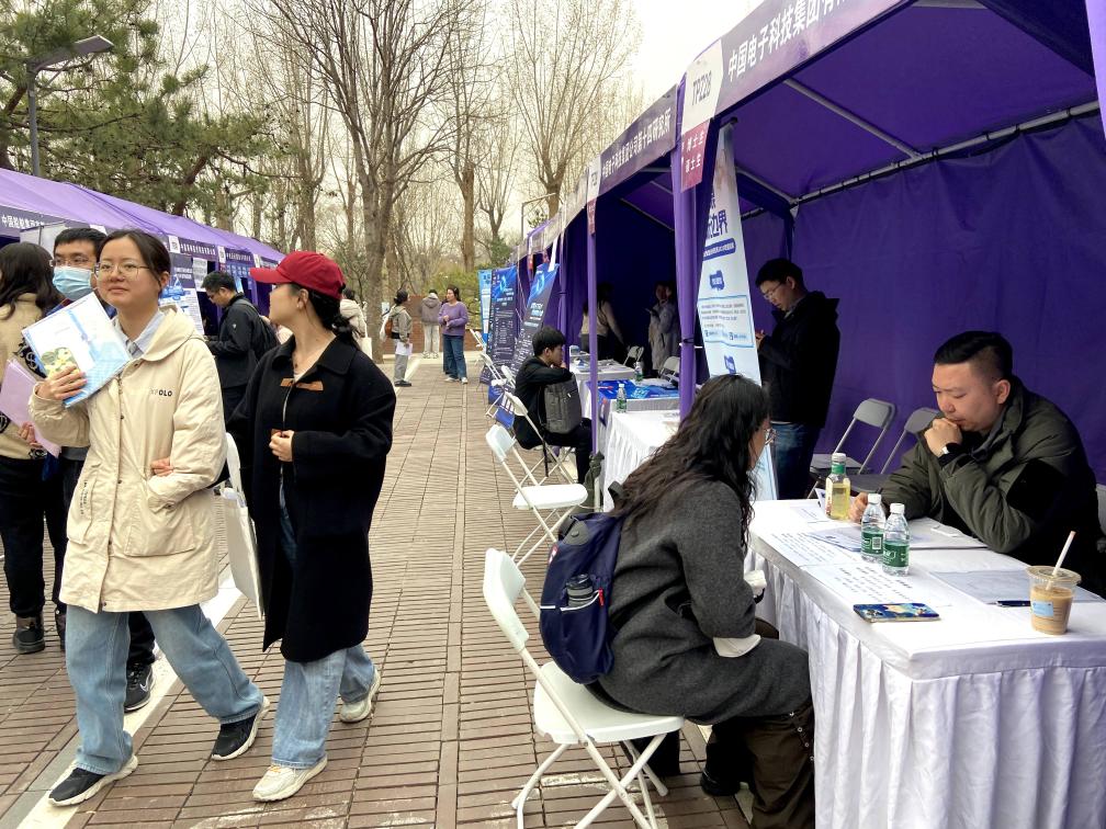 北京高校春招现场观察:“AI+”岗位增加 人才需求渐旺