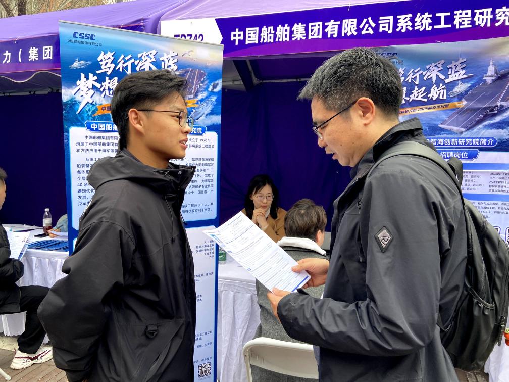 北京高校春招现场观察:“AI+”岗位增加 人才需求渐旺