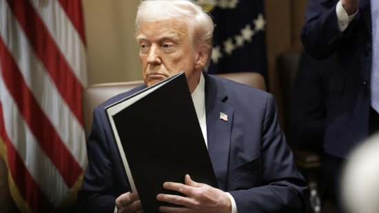 白宫称特朗普最早可能在周三签署新的汽车关税法案