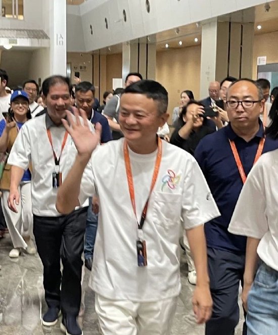 马云现身阿里日现场,前往“湖畔小屋”再看创业之地(图)