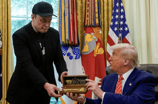 特朗普送马斯克金钥匙,马斯克称赞特朗普的“装修审美”