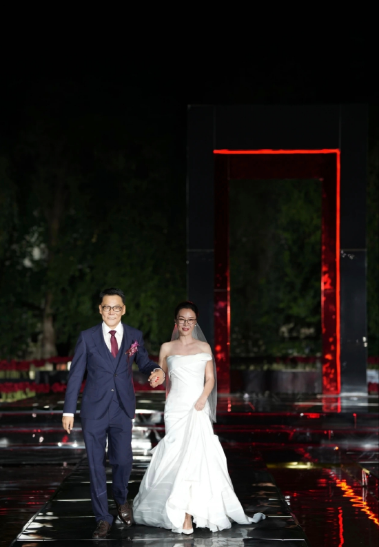 张丹红婚后首秀恩爱,向李国庆表白:将用余生回报你、爱你