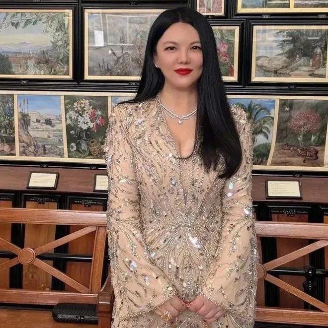 苹果20周年或推首款曲面iPhone！“一体式环绕玻璃机身，整机各侧均配屏幕”