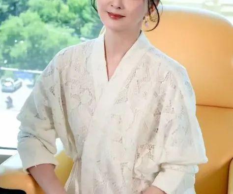 苹果20周年或推首款曲面iPhone！“一体式环绕玻璃机身，整机各侧均配屏幕”