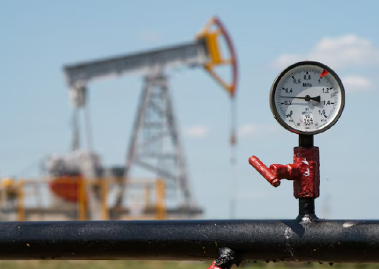 美元走弱及担忧俄罗斯供应中断 国际油价收高