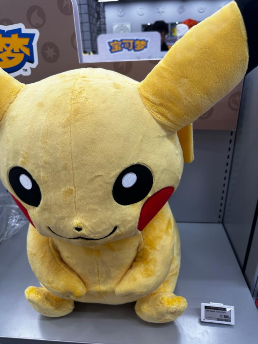 一张卡牌炒至数万元，合作企业股价飙升160%，北京宝可梦道馆排队数小时：理财还是热爱？